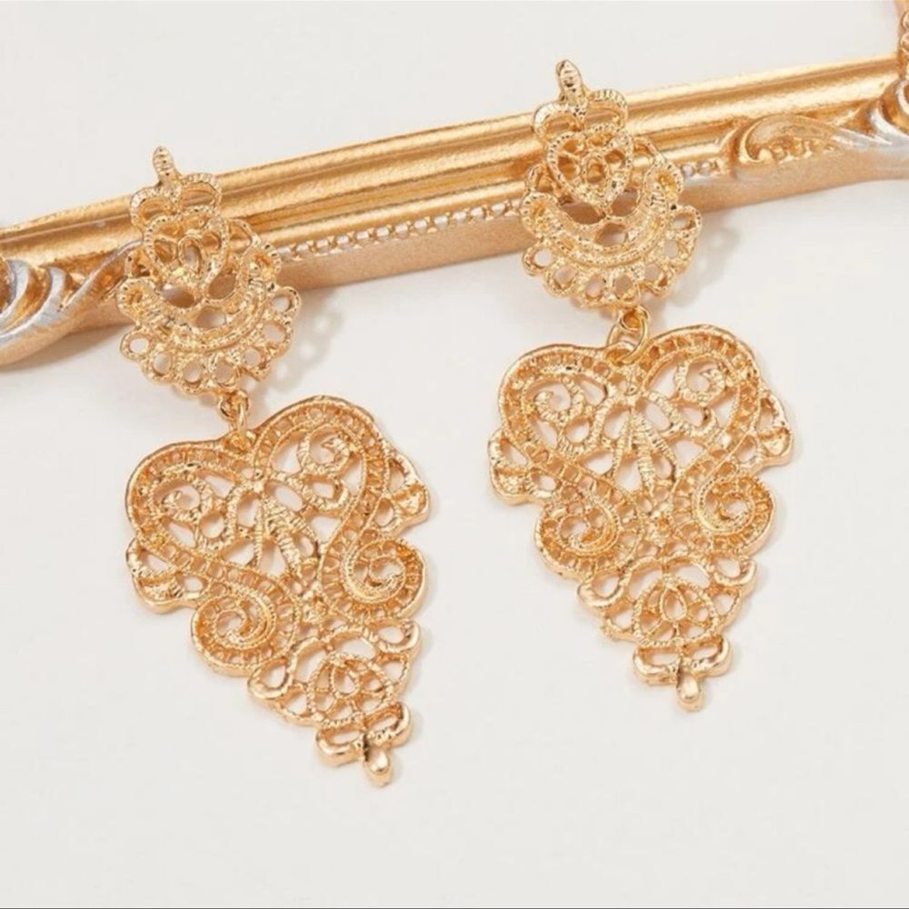 ⭐️3/$25⭐️ NEW Gold Antiqued Filigree Dangling Gold Tone Earrings